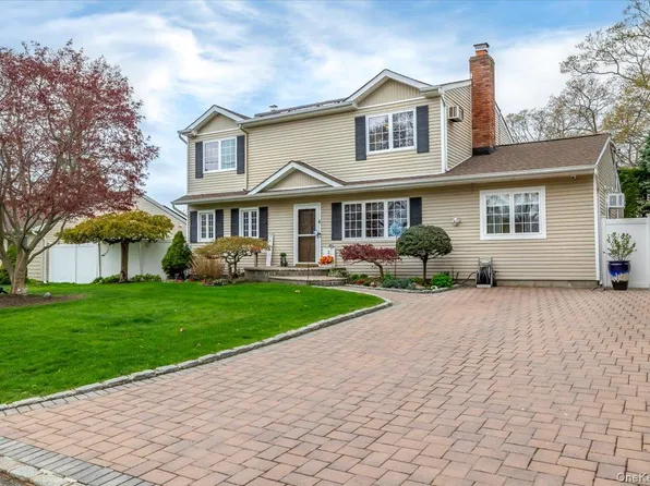 28 Cherokee Avenue, West Islip, NY 11795