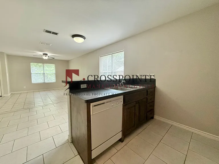 2215 N Palace Ave — Photo 6