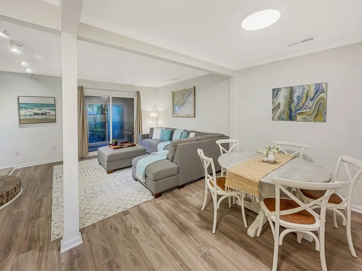 2 bed, 1.0 bath, $4,884 — Photo 2