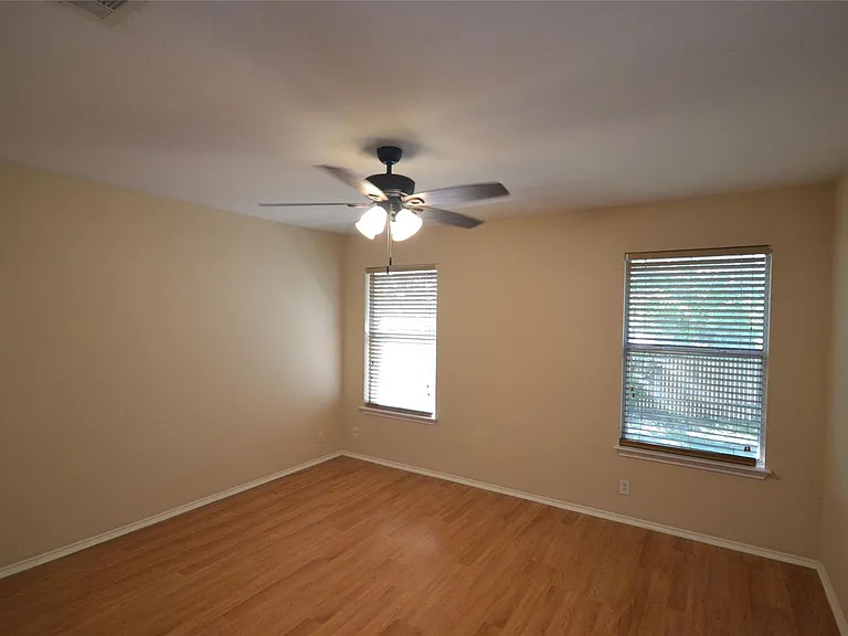 200 Lombard Dr — Photo 9