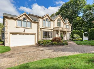 3 Spruce Dr, Roslyn, NY 11576