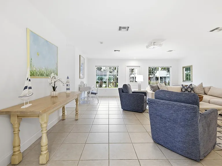 725 Dahlia Ln — Photo 6