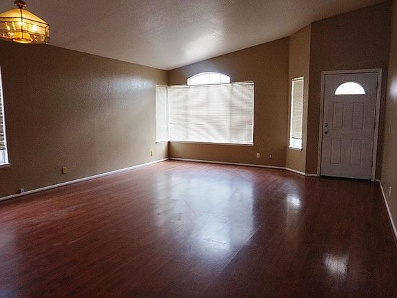 2nd image of 2908 Kingsbury Ave