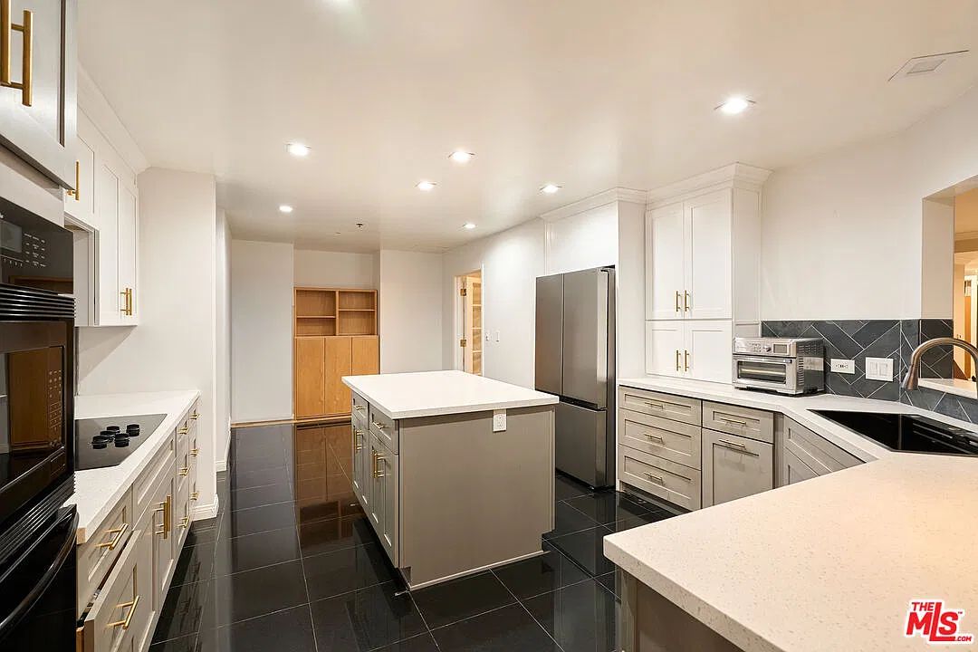 3 bed, 4.0 bath, 2677 sqft, $12,000 — Photo 4