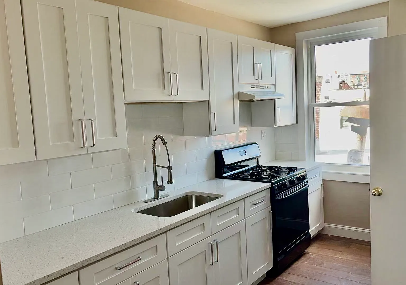 Studio, 400 sqft, $985 — Photo 4