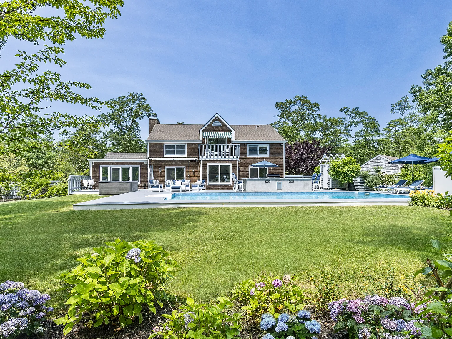 Sag Harbor 3-Acre Estate Heated Pool, Hot Tub, Gym, Near Village — Photo 4