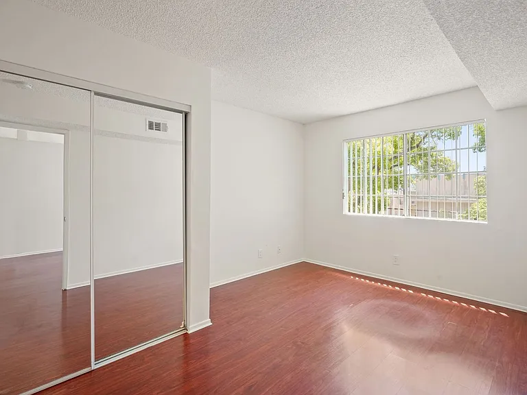 10845 Camarillo St — Photo 27