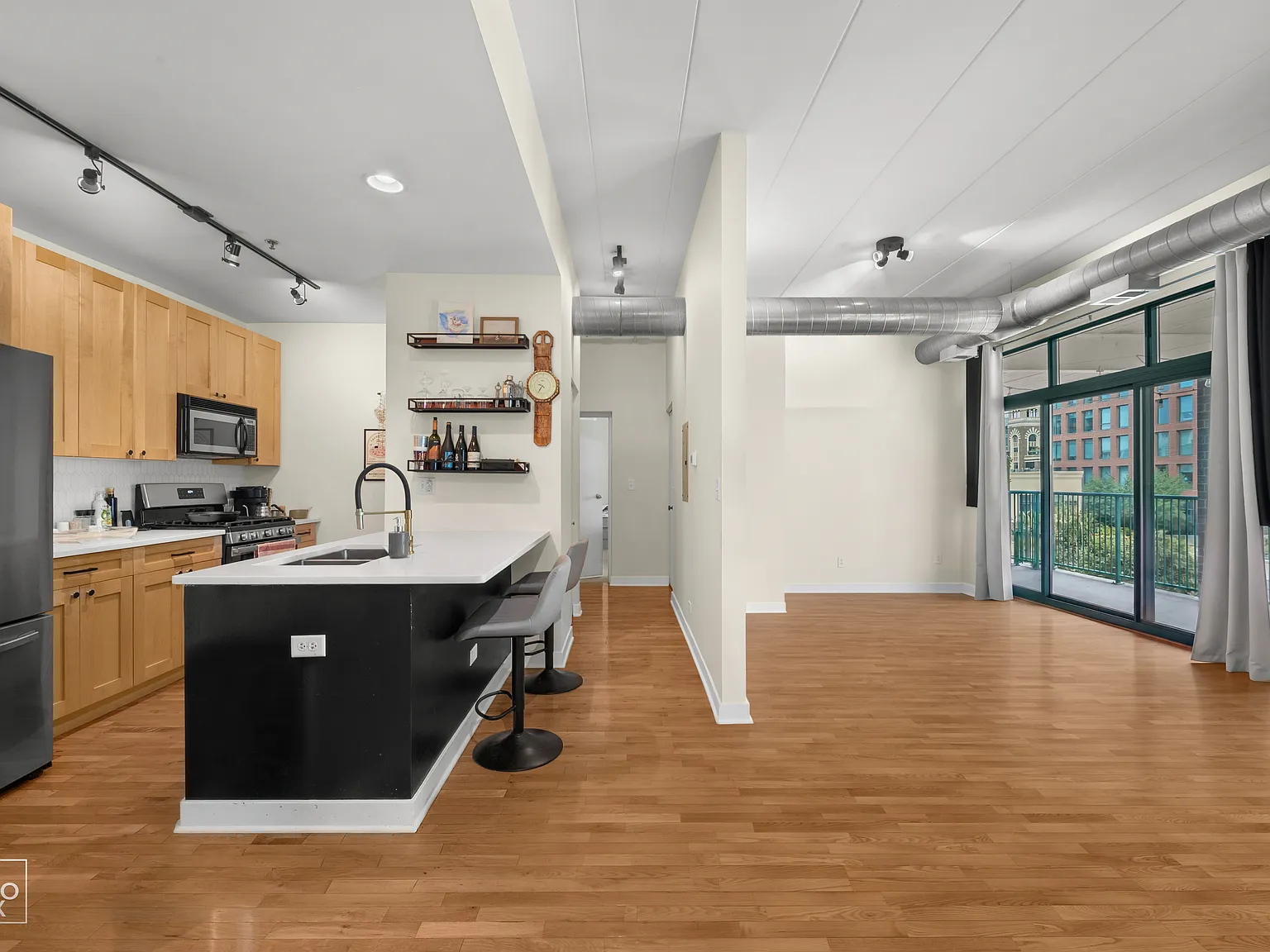 1 bed, 1.5 bath, 1100 sqft, $3,200 — Photo 4
