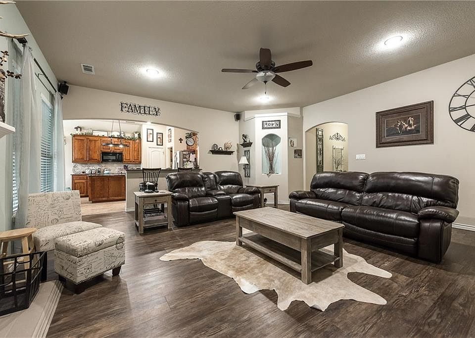 1st image of 686 Plum Dr