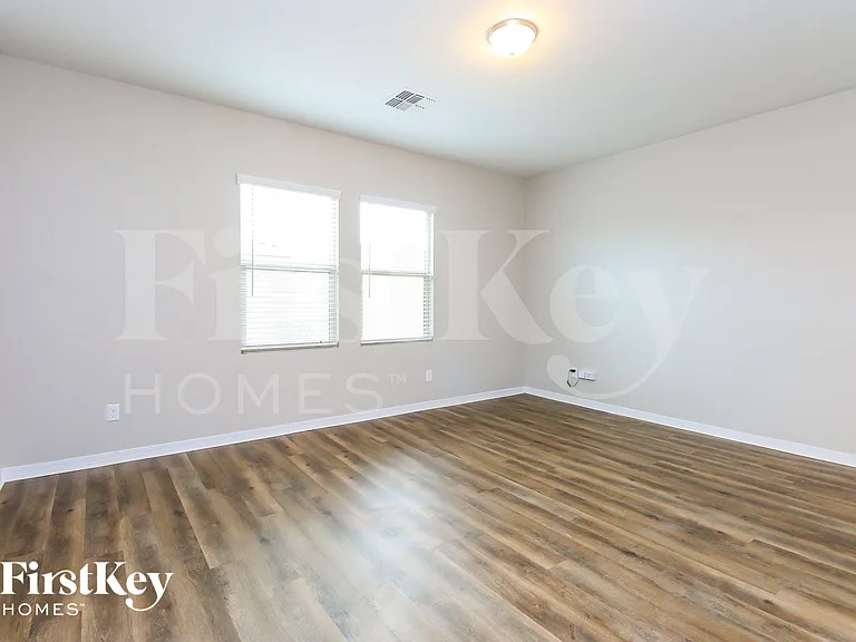 398 W Powell Dr — Photo 5