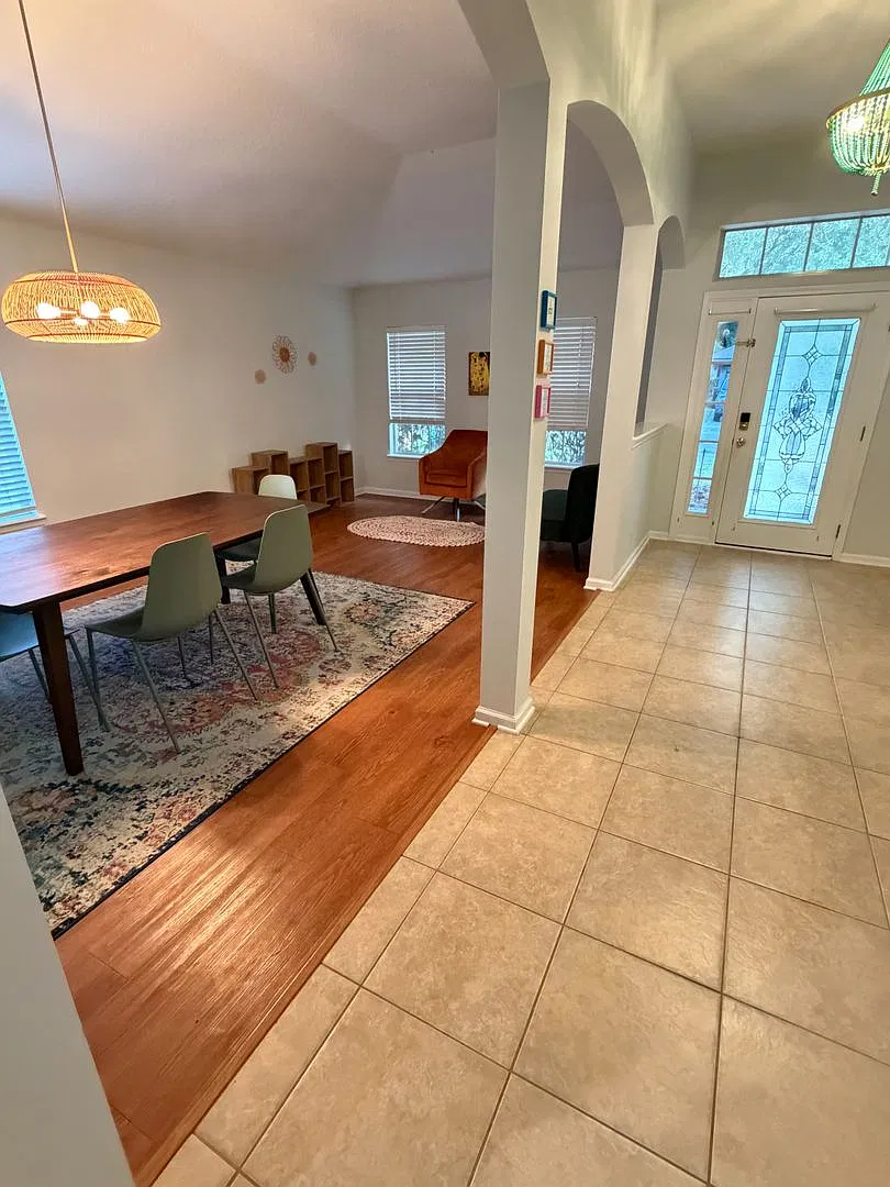 Inviting 3 Bedroom, 2 Bathroom Furnished Home in Westchester — Photo 4