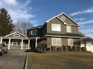 975 Cheril Dr, Holbrook, NY 11741