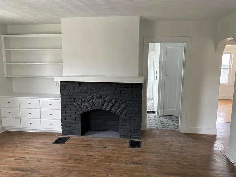 Living area with fireplace (dummy)