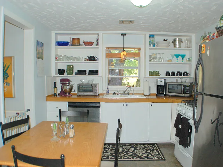1439 S West Ave — Photo 5
