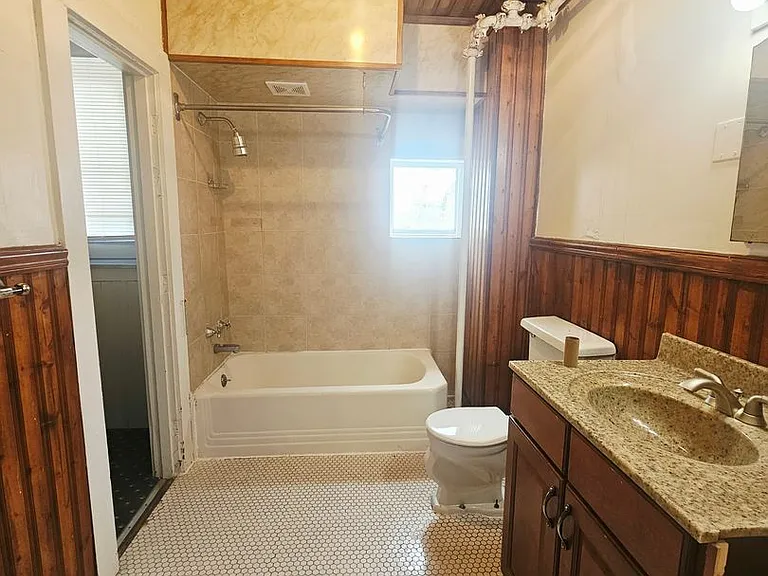333 W 6th St — Photo 10