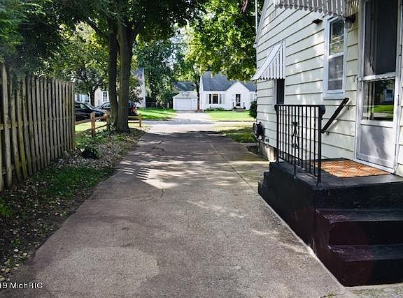 3rd image of 723 Cricklewood St SW