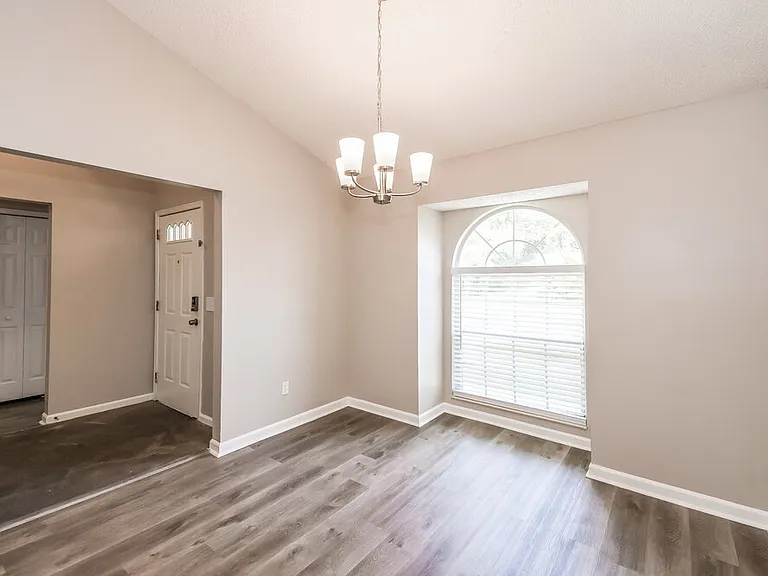 465 Oldfield Dr — Photo 6