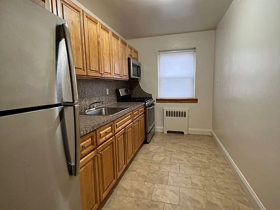 3rd image of 4 Stratford Ave #2B