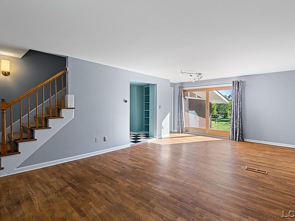 4th image of 717 Granger St