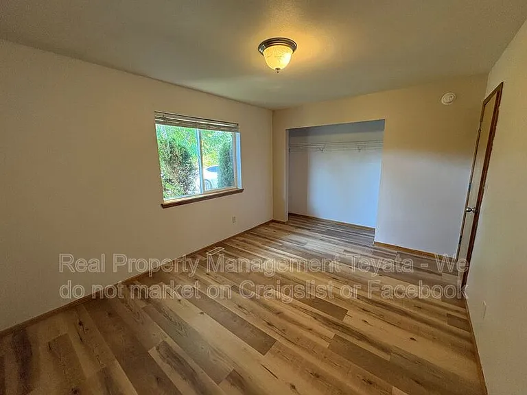 8390 Richmond Park Rd — Photo 13