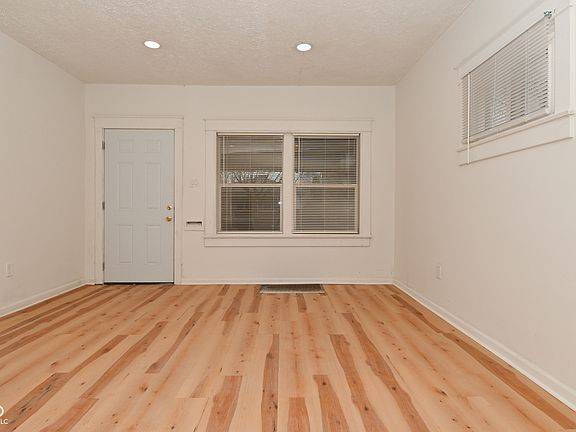 5th image of 822 N Bradley Ave