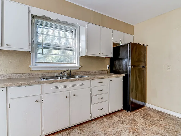 759 E Lawrence St — Photo 11