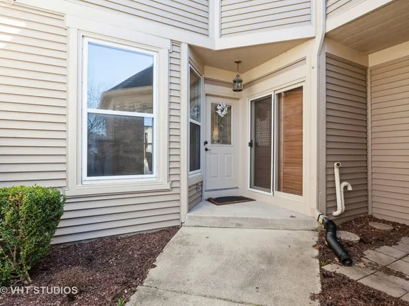 960 Heathrow Ln, Naperville, IL 60540