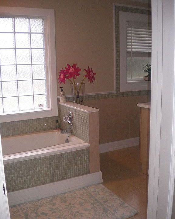 jacuzzi tub and walkin shower, his and her sinks