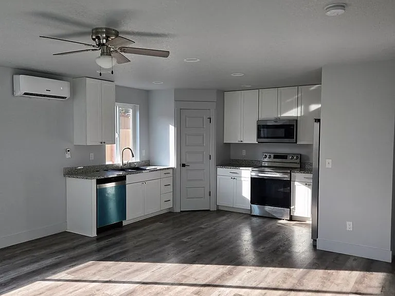 213 Oak St — Photo 8