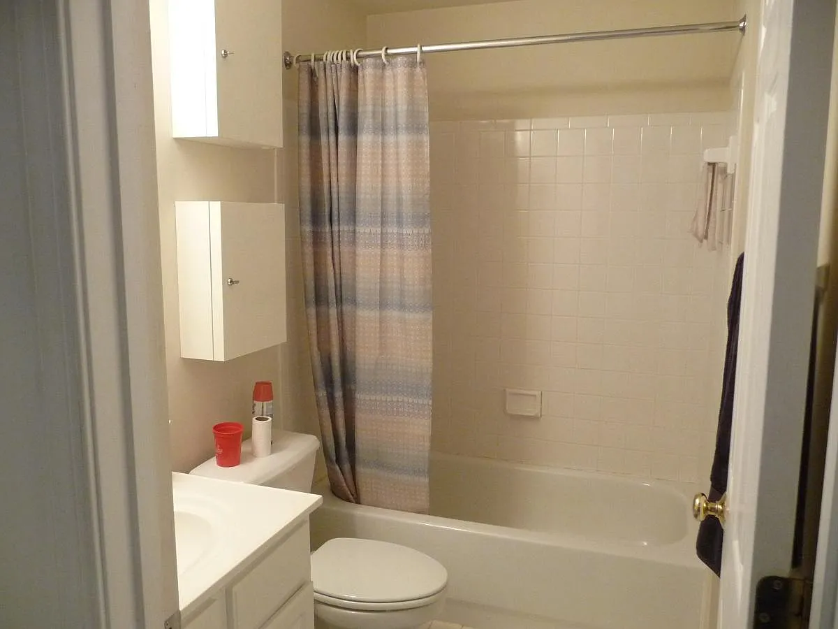 1804 N Veitch Street — Photo 3