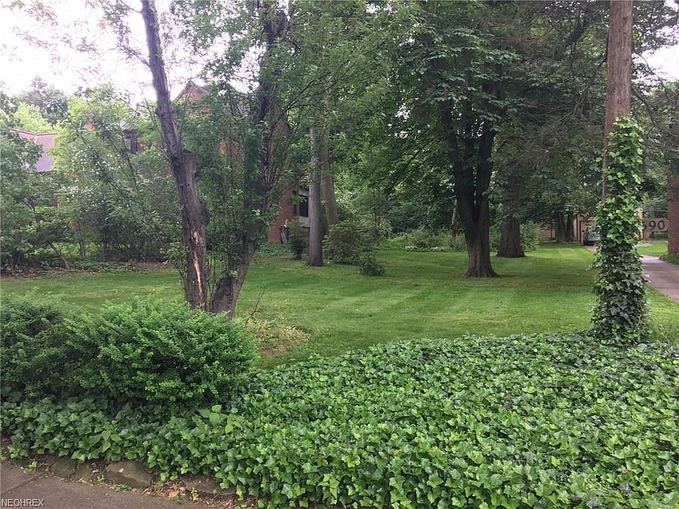 2nd image of 2696 Edgehill Rd