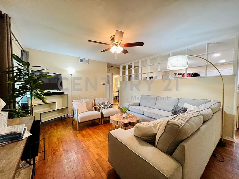 310 W 15th St — Photo 2