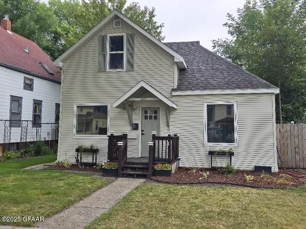 617 Chestnut St, Grand Forks, ND 58201