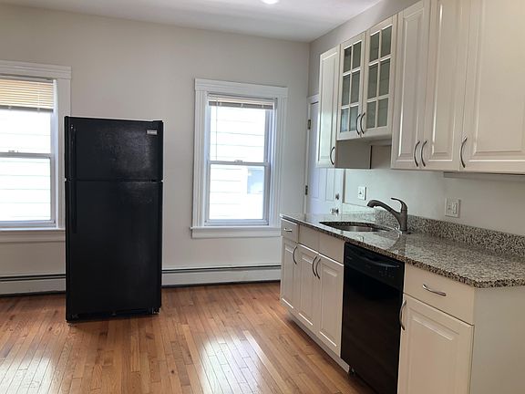 4th image of 18 Shamrock St #2