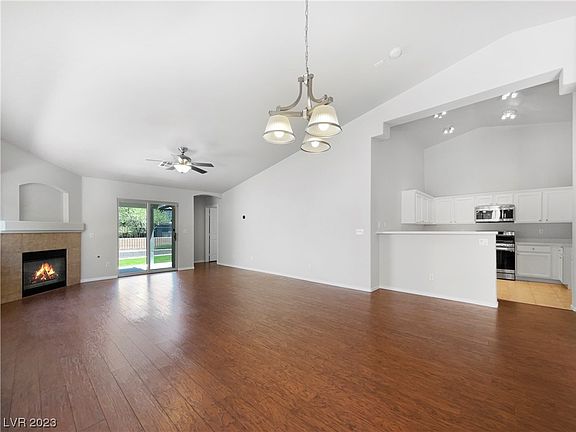3rd image of 916 Majestic Oak St