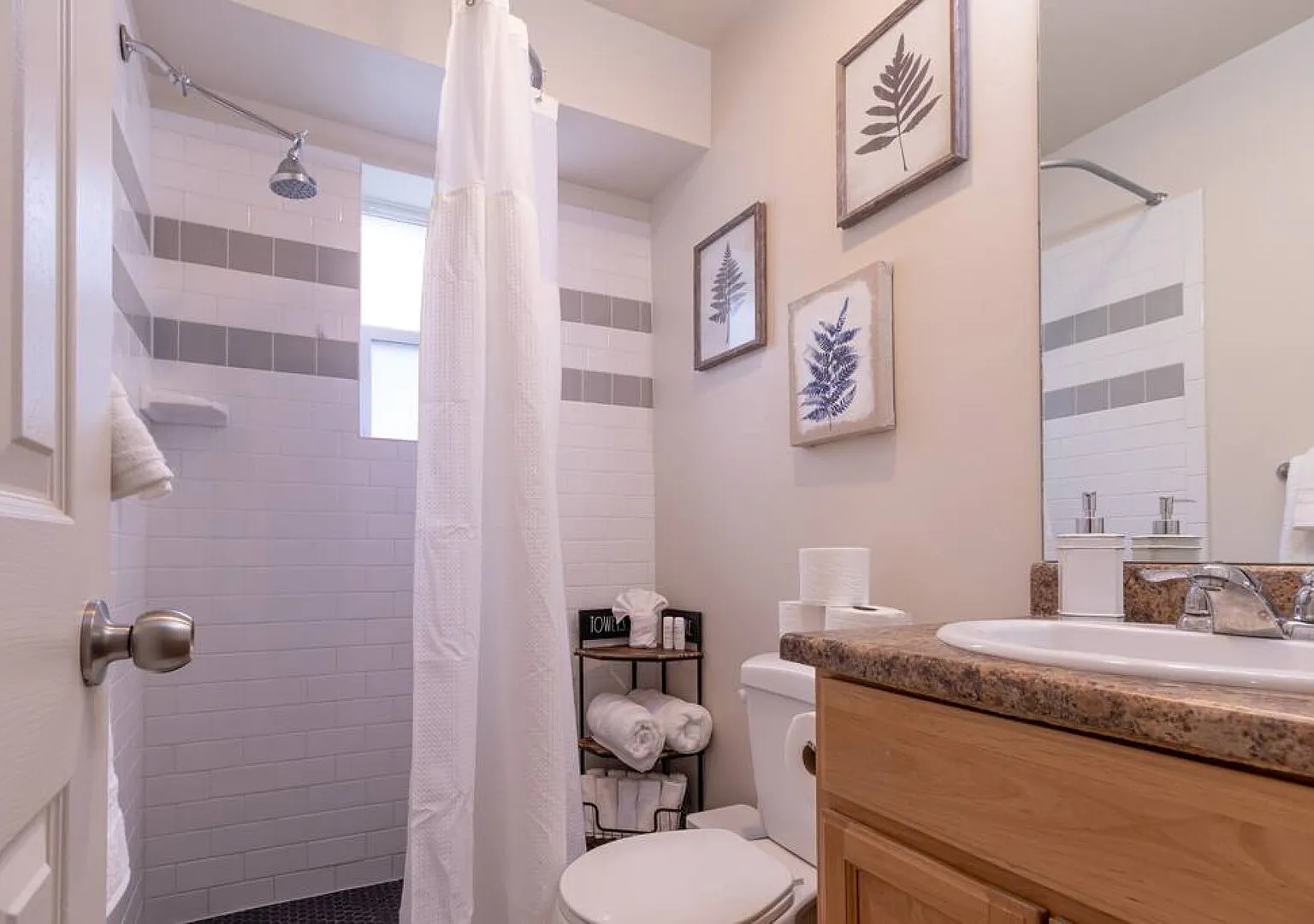 Cozy Basement Retreat Near Downtown + Fast WiFi — Photo 3