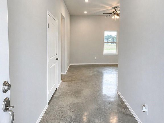3rd image of 6 Greenway Dr