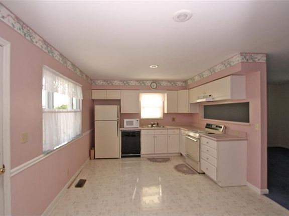 3rd image of 122 Navajo Dr