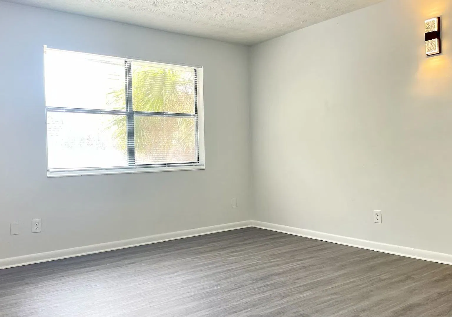 Centrally located/ Beautifully Updated 1 and 2 bedroom apartments — Photo 4