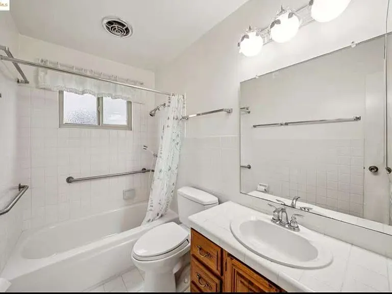 1073 Camellia Dr — Photo 11