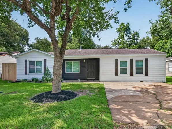214 E Foley St, Alvin, TX 77511