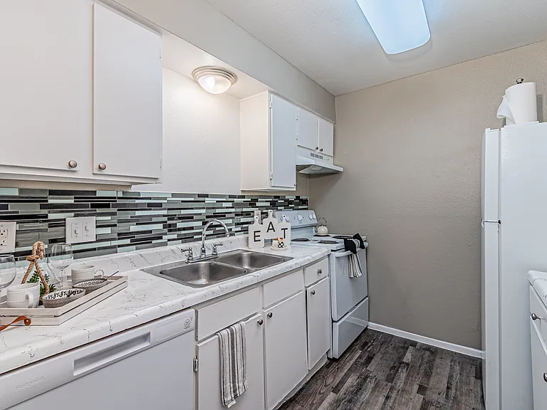 Thorn Manor Apartments — Photo 12