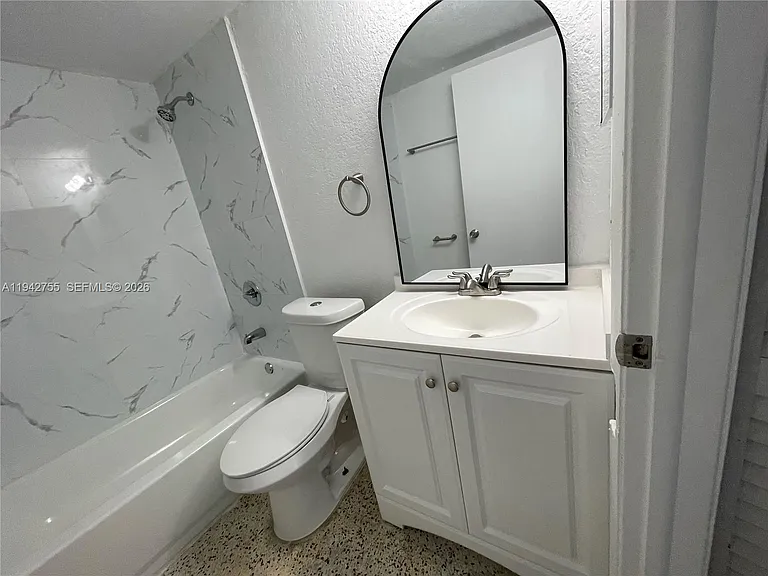 142 SW 18th Ave #19 — Photo 13