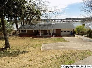 130 Lakeshore Dr, Rainbow City, AL 35906