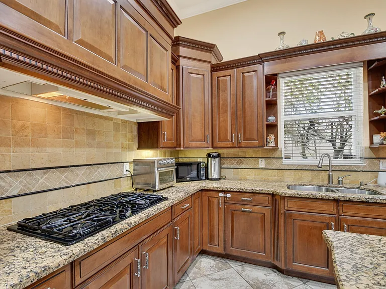 10247 Isle Wynd Ct — Photo 32
