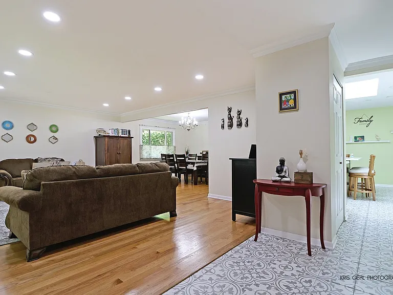 605 W Gilbert Rd — Photo 2