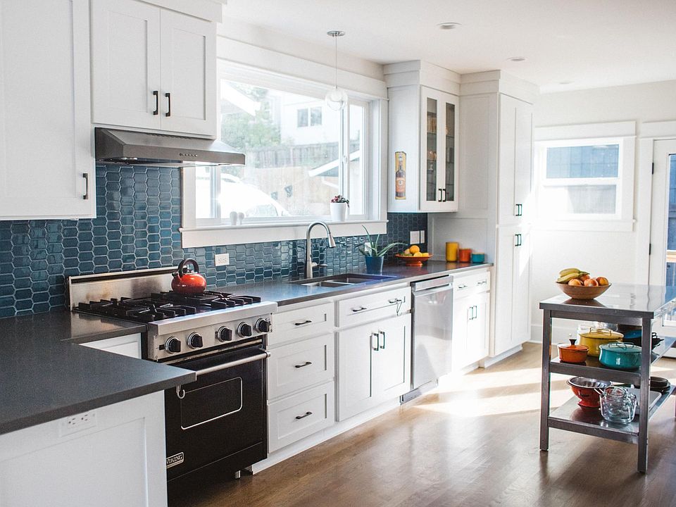 open, gourmet kitchen with Viking range