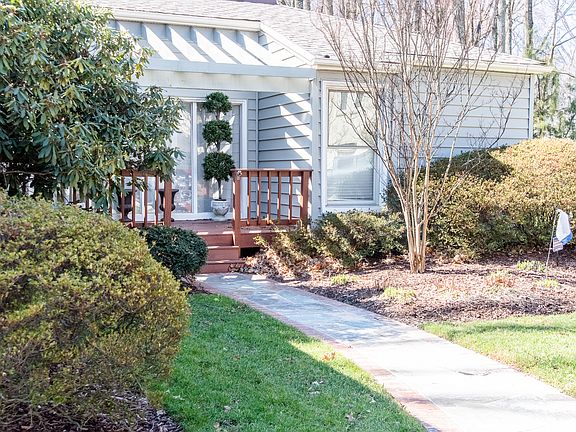 Lots of curb appeal!