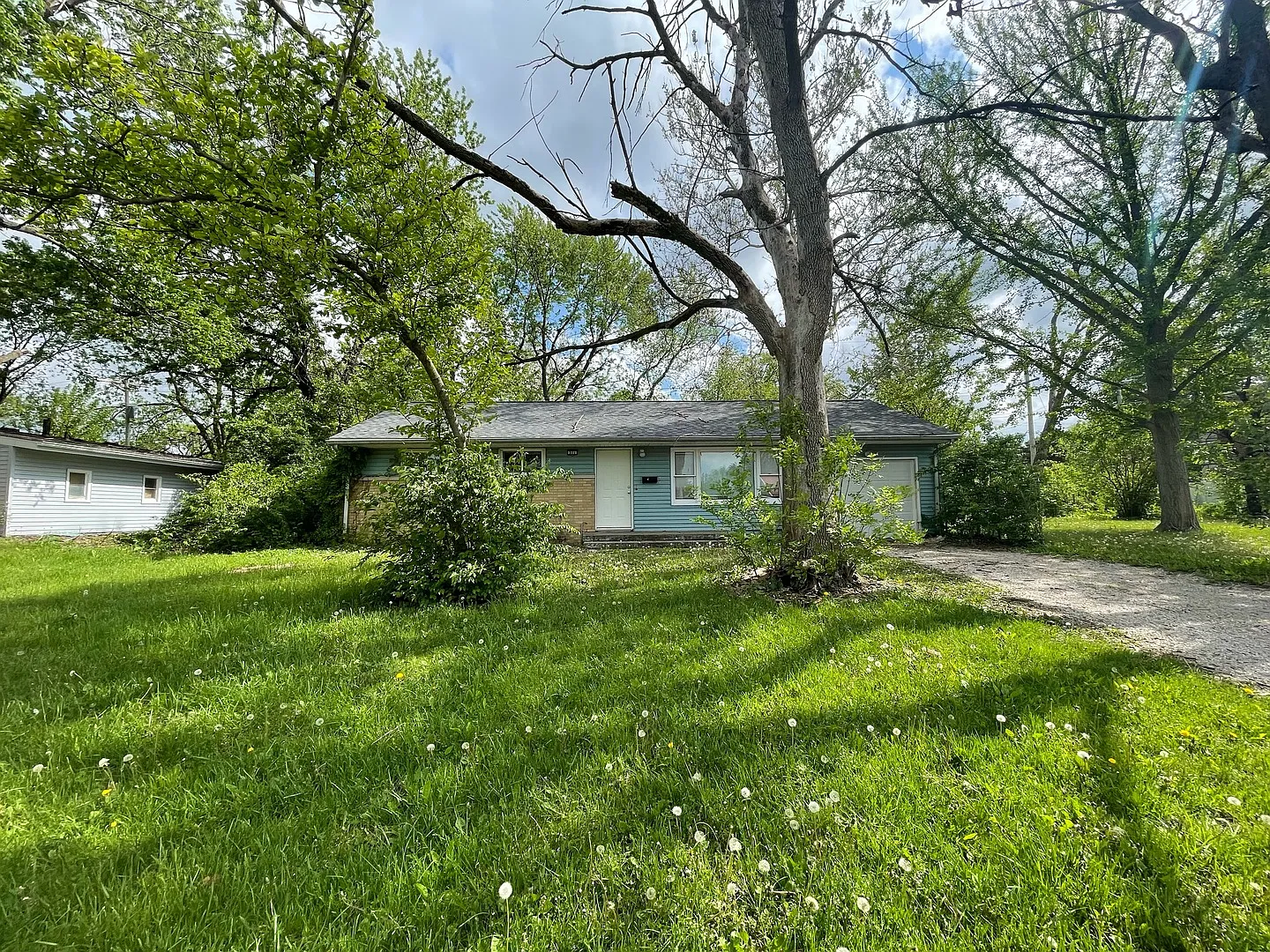 311 Edgebrook Dr photo 1