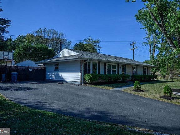 2nd image of 1305 N Amelia St